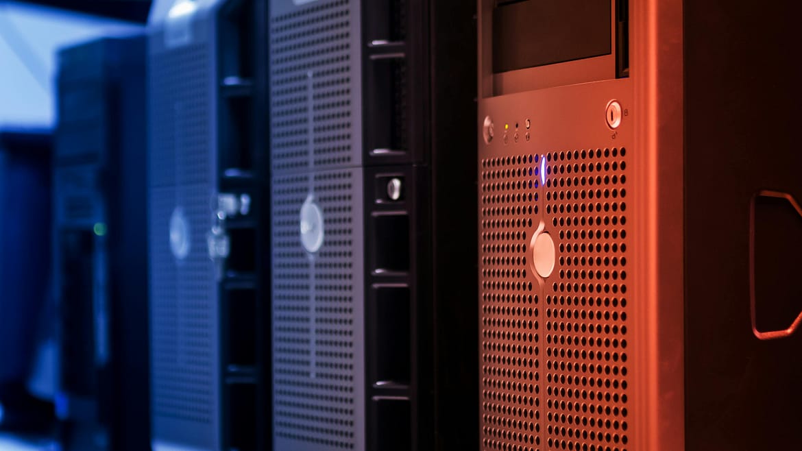 Učna ura v Virtualni Resničnosti: Predstavitev osebnega računalnika s platformo EON-XR