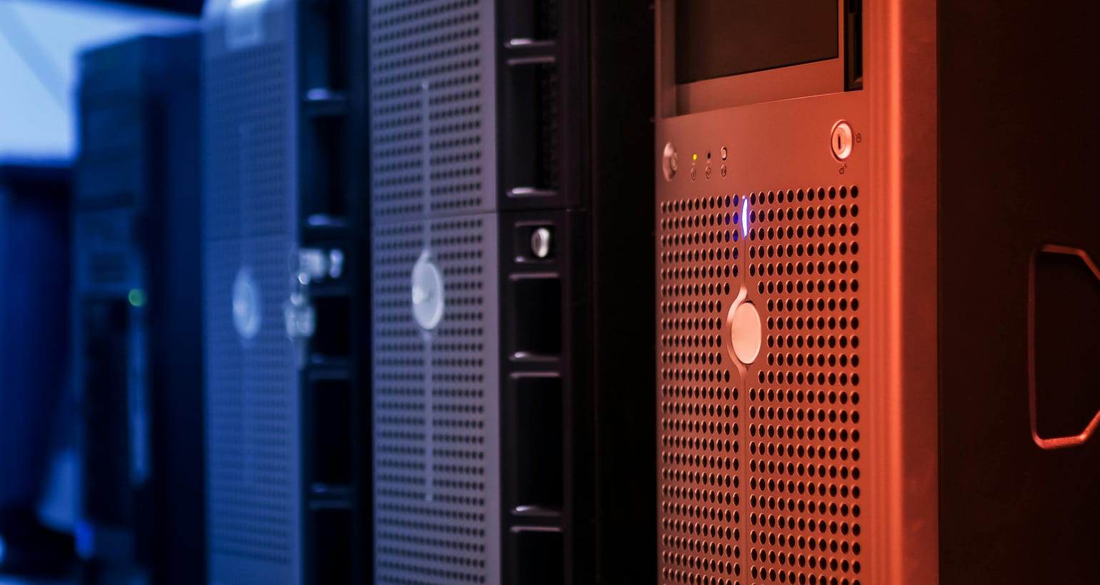 Učna ura v Virtualni Resničnosti: Predstavitev osebnega računalnika s platformo EON-XR